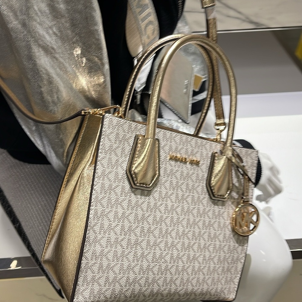 MICHAEL KORS
Mercer Medium Signature Logo and Metallic Accordion Crossbody Bag - Picture 8 of 16